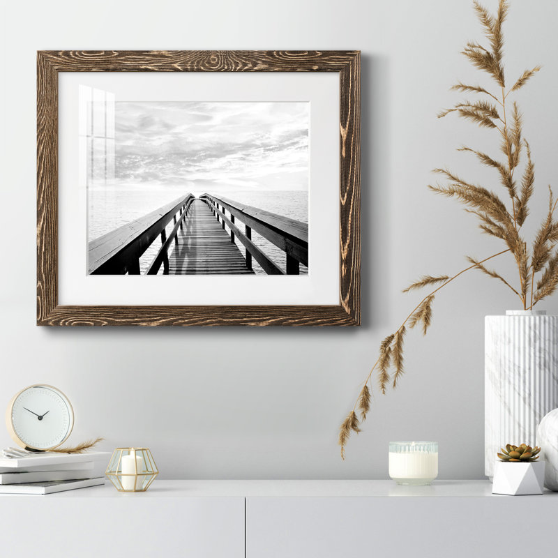 Pier Reflections - Photographie avec cadre photo, H 24 po x l 18 po x P 1,5 po, Encadré de bois de noyer