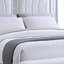 Lit double Mody avec DEL, banc de pied de lit, revêtement en tissu argenté, gris