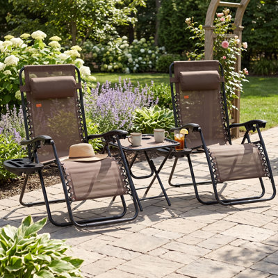 Ensemble de chaises à gravité zéro brun avec table d'appoint, chaise inclinable pliante avec porte-gobelets et coussins Chaise longue réglable pour piscine