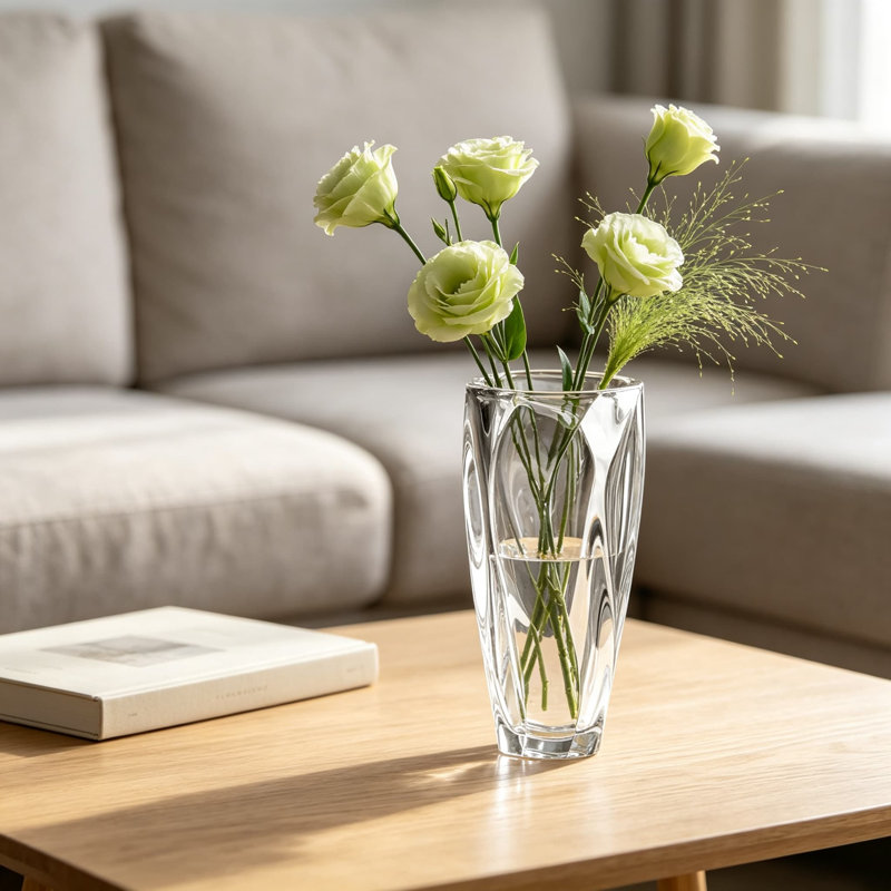 Vase Cassia en cristal sans plomb, au design optique contemporain à spirale diagonale, élégant objet de décoration pour fleurs fraîches ou à exposer seul.