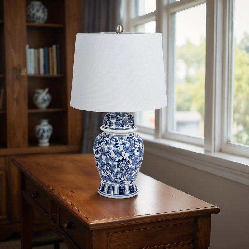 Lampe de table élégante en céramique Charlton Home®, version florale, bleu classique et blanc, idéale pour toute pièce - Collection de lampes de table