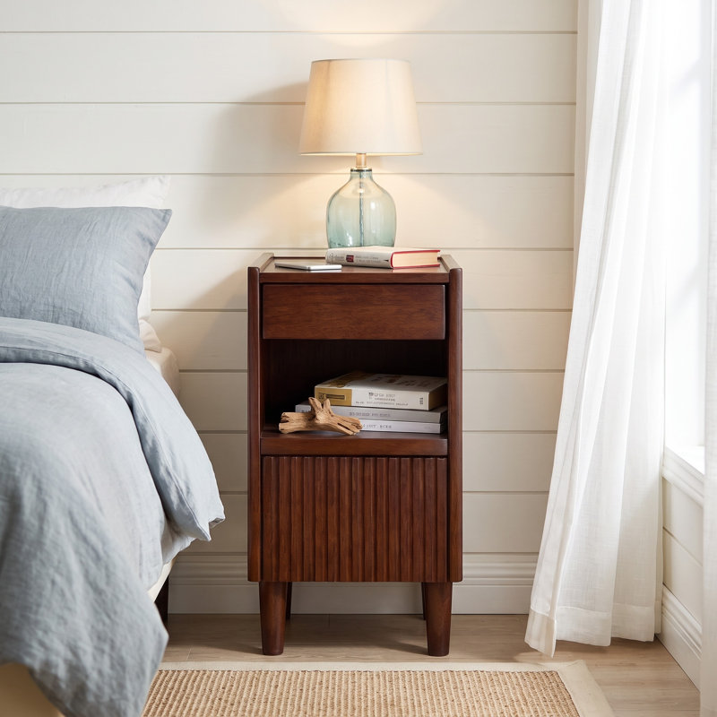 Table de chevet classique en bois de noyer avec tiroir et tablettes ouvertes pour la chambre à coucher ou le salon
