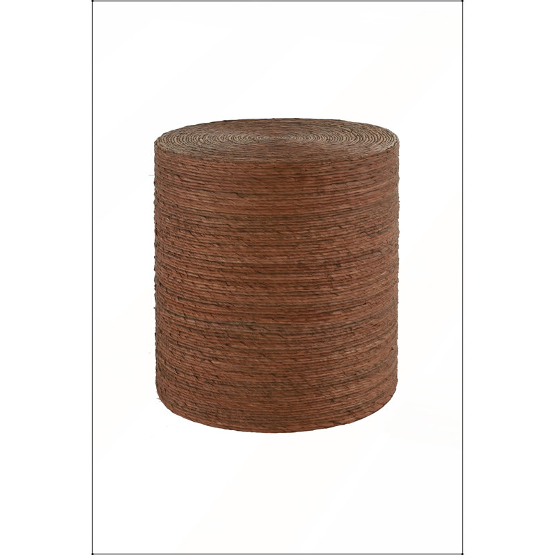 Table de bout en rotin tissé en rotin, fabriquée à la main par des artisans pour un décor écologique et élégant.