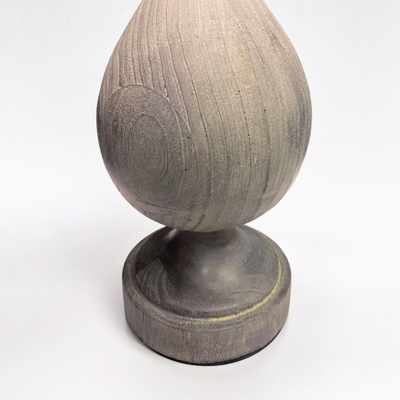 Ensemble de 2 lampes de table Cipolla Poly 29 po en polyrésine avec fini bois poudré acide, laiton vieilli et abat-jour en lin naturel, de la galerie Grandview.