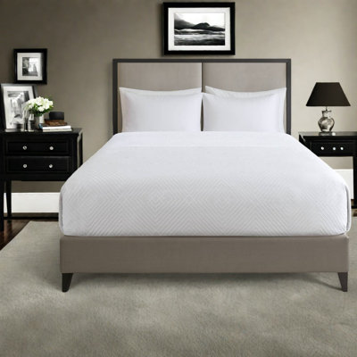 Premium King Bedding Sets, 100% Polyester Coverlet With Modern White Design For Elegant Home Décor