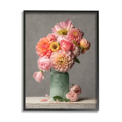 «Mixed Pink Dahlia Bouquet» encadré sur bois par Leah McLean, photographie