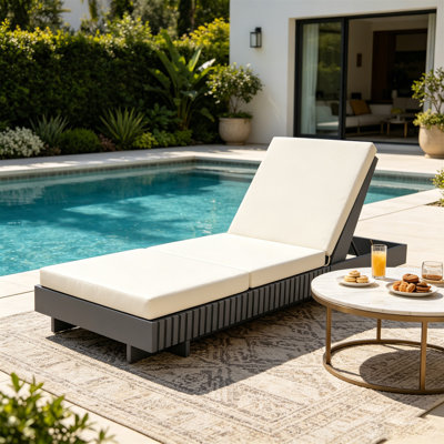 Chaise longue d'extérieur en bois d'acacia gris foncé foncé avec coussin hydrofuge 3 fois crème, capacité de 400 lb, chaise longue de patio moderne pour le jardin, au bord de la piscine