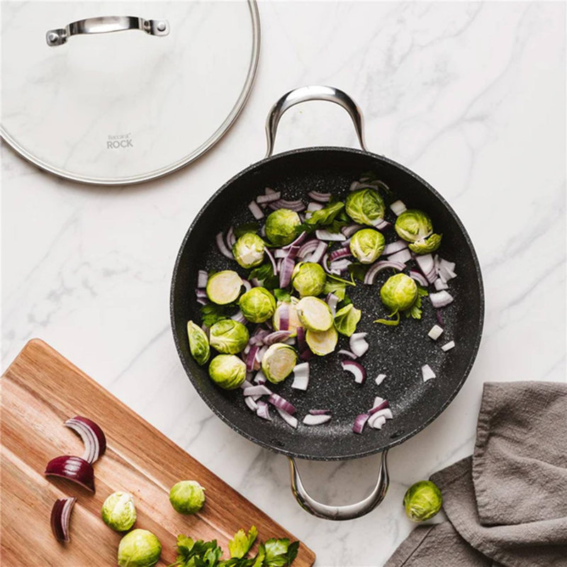 Cuisine ::pro® IRONROC Sauteuse avec couvercle de 11 po