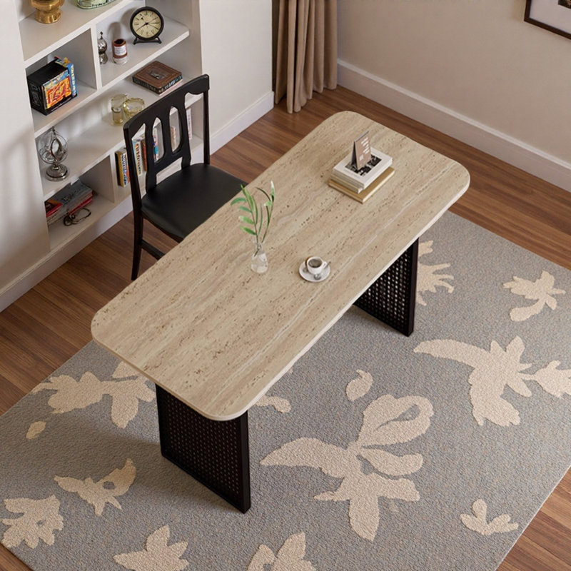 Pupitre beige avec pieds en métal noir, H 29,52 po x l 55,11 po x P 31,49 po