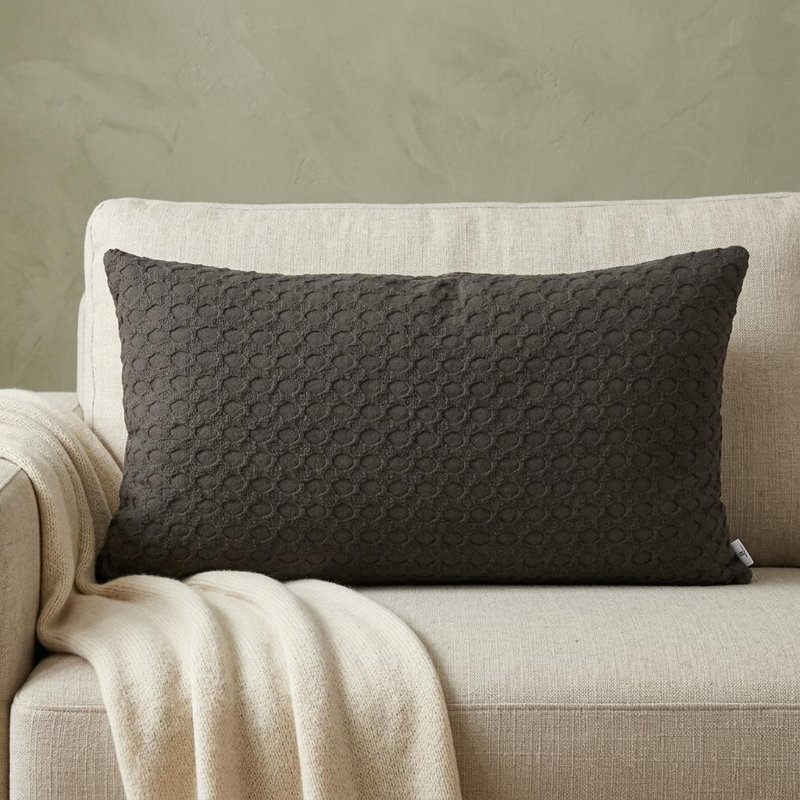 Coussin lombaire 14 po x 26 po en coton gris foncé avec texture