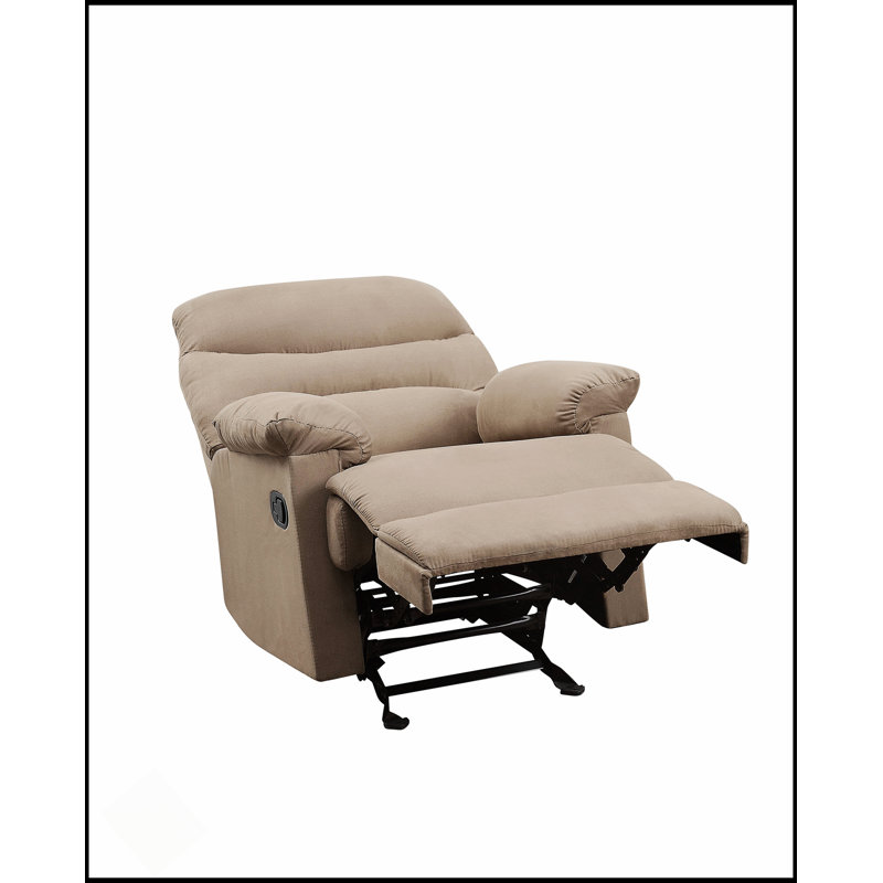 Le fauteuil inclinable en microfibre brun clair Arcadia avec inclinaison douce et confort moelleux est parfait pour les salons modernes.