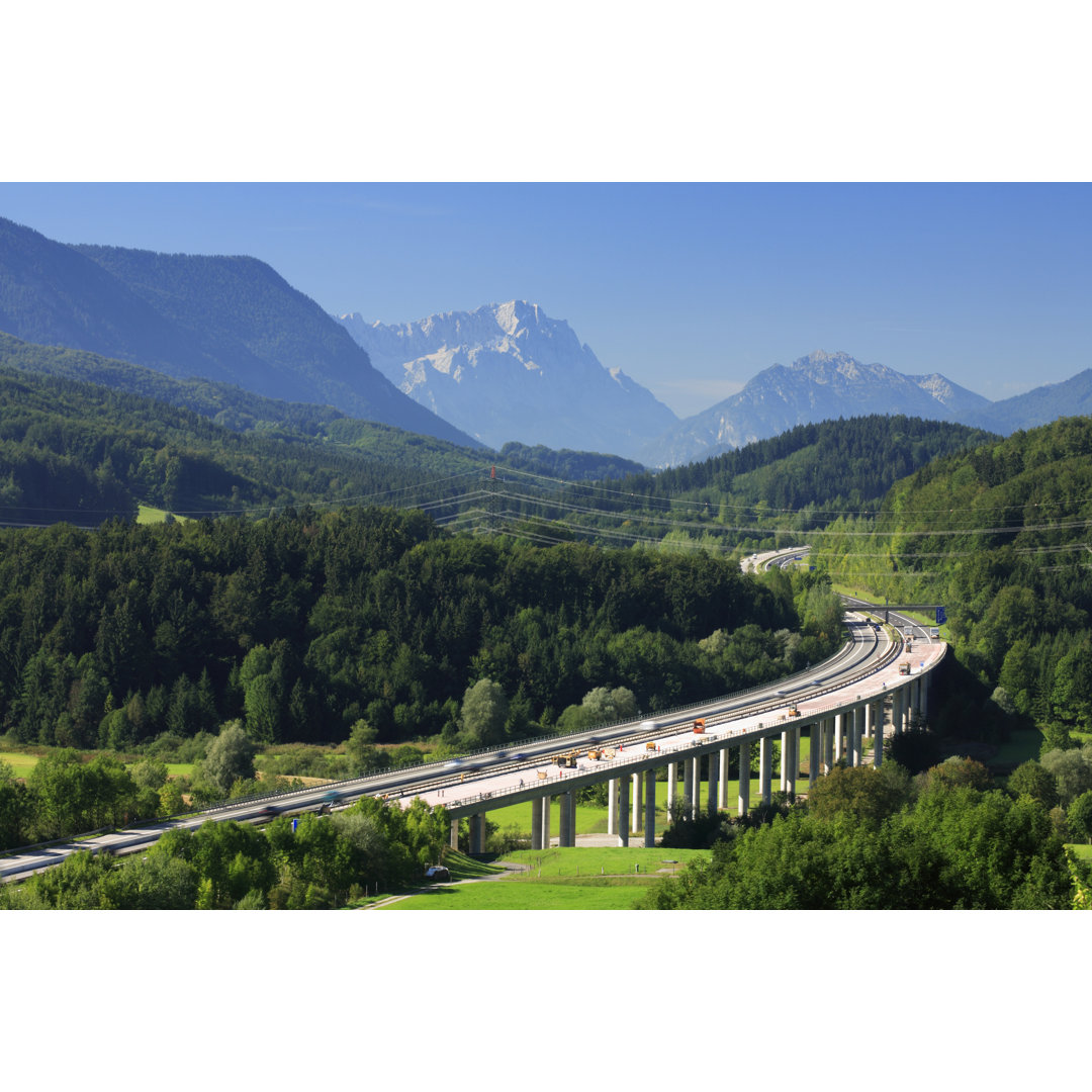 Autobahn durch die bayerischen Alpen von AVTG - Kunstdrucke