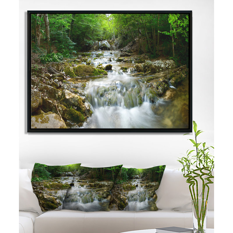 «Natural Spring Waterfall», photographie, H 30 po x l 40 po x P 1,5 po, Toile avec cadre flottant