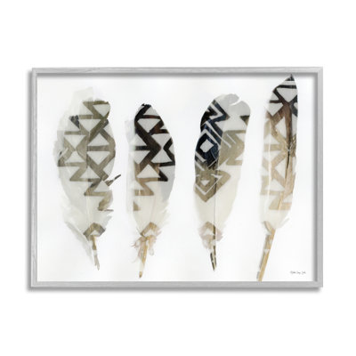Abstrait moderne plumes d'oiseaux géométriques superposées à motif géométrique aztèque sur fond noir, estampe numérique texturée par Stellar Design Studio