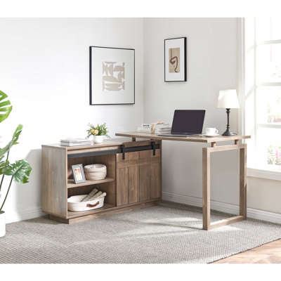 Bureau à la maison en forme de L noisette avec rangement attaché avec porte de grange coulissante, panneau de particules et fabrication, largeur de 56 po, profondeur de 50,54 po, hauteur de 30 po, poids de 78 lb, poste de travail à espaces divisés brun