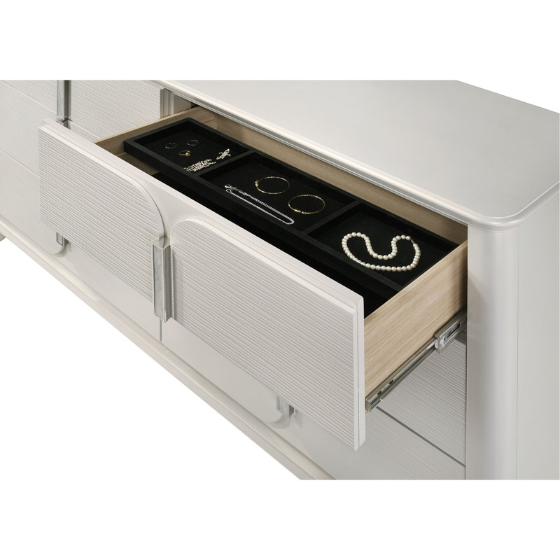 Commode finition perle blanche