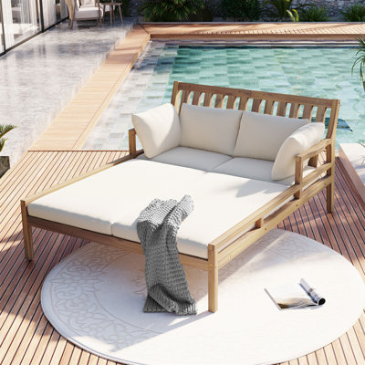 Chaise longue d'extérieur en bois avec accoudoirs confortables et quatre coussins pour la détente