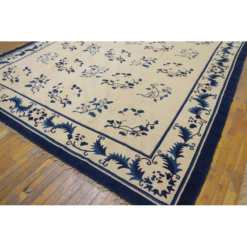 Tapis chinois à motif floral antique ivoire et bleu