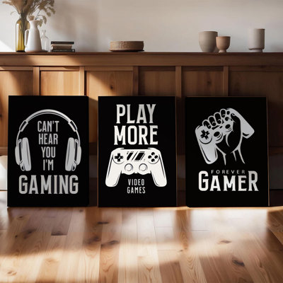 Ensemble de 3 affiches encadrées, décoration murale pour chambre de gamer. Cet ensemble comprend 3 affiches de jeux vidéo en noir et blanc avec casque, manette et citations de gamers. Parfait pour la chambre d'un garçon ou d'un ado, le salon ou le bureau. Cadeau parfait pour les amateurs de jeux vidéo.