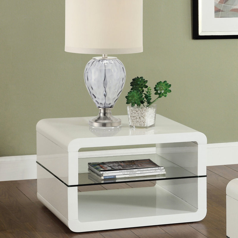 Table de bout carrée blanche ultra brillante à 1 tablette, complétant les différents décors des espaces de vie