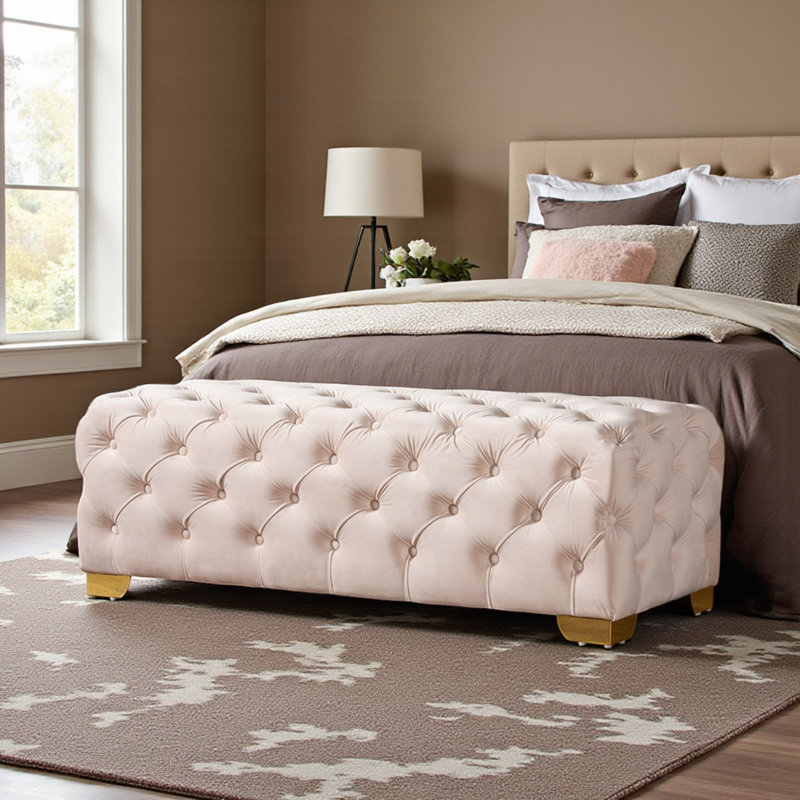Banc repose-pieds capitonné en tissu beige clair et finition dorée Monice, H 16,3 po x l 47,7 po x P 20,24 po