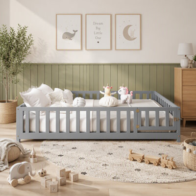 Lit plateforme en bois pleine grandeur pour tout-petits Montessori, cadre de lit bas avec clôture de sécurité et porte d'accès, lattes de soutien solides, mobilier de chambre d'enfant