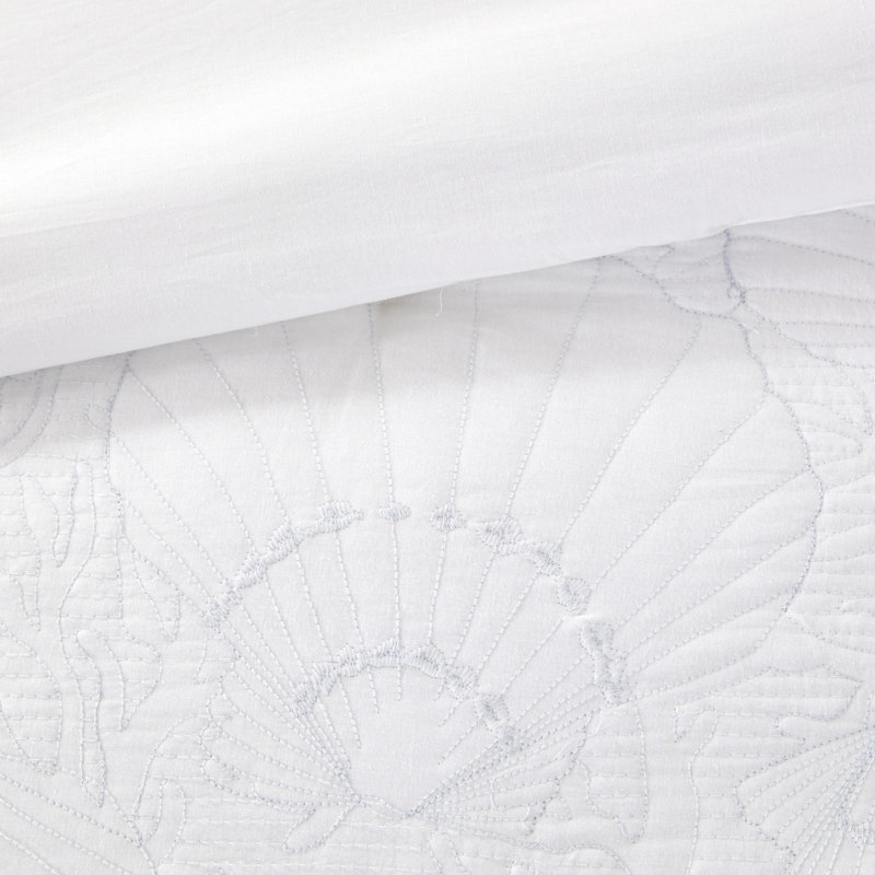 Édredon très grand blanc avec surpiqûres texturées pour une chambre classique et confortable