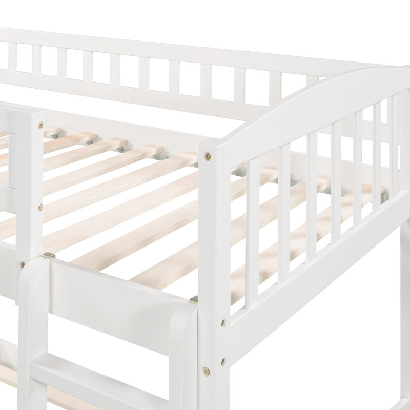 Lit simple au-dessus d'un lit superposé blanc avec glissade intégrée et installation latérale, construction en bois de pin massif, idéale pour les petites chambres à coucher, lignes grises, ensemble de lattes blanches, cadre réversible équipé
