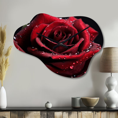 Rose rouge avec gouttes de pluie II - horloge murale en métal Floral Cloud, impression d'horloge murale asymétrique moderne