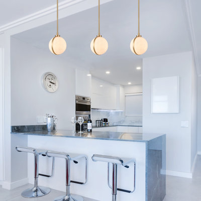 Luminaire suspendu Lumis en or laqué avec abat-jour faux albâtre