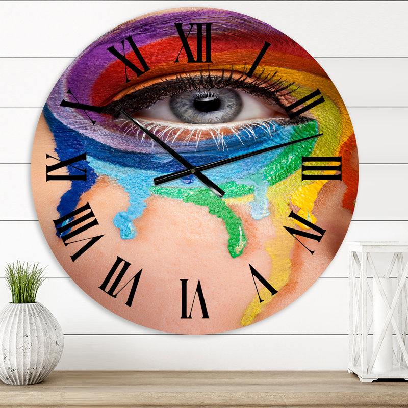 Gros plan sur un œil avec des couleurs de pleurs dans une roue - horloge murale moderne, Petit