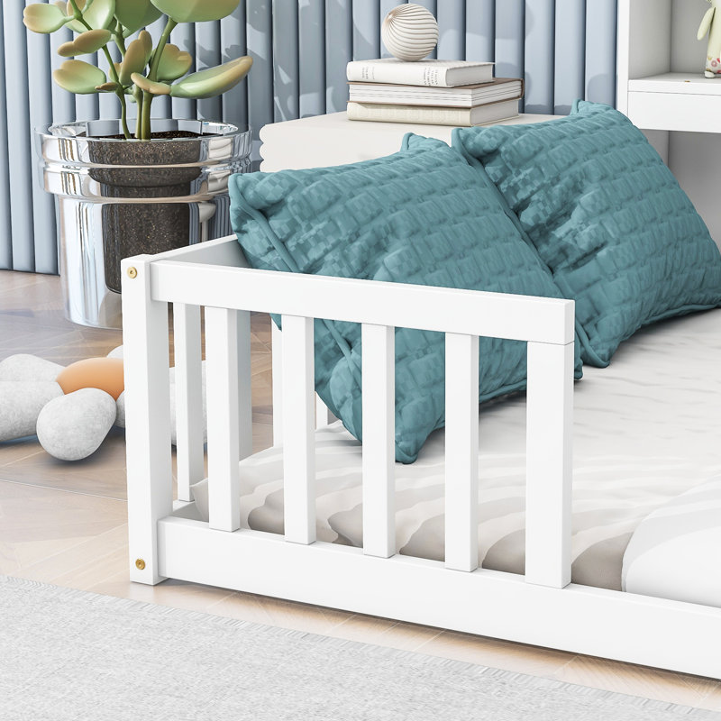 Lit blanc à plancher double avec bibliothèque et tablettes attachées, garde-corps pour la sécurité dans la chambre à coucher, espace de sommeil écoénergétique