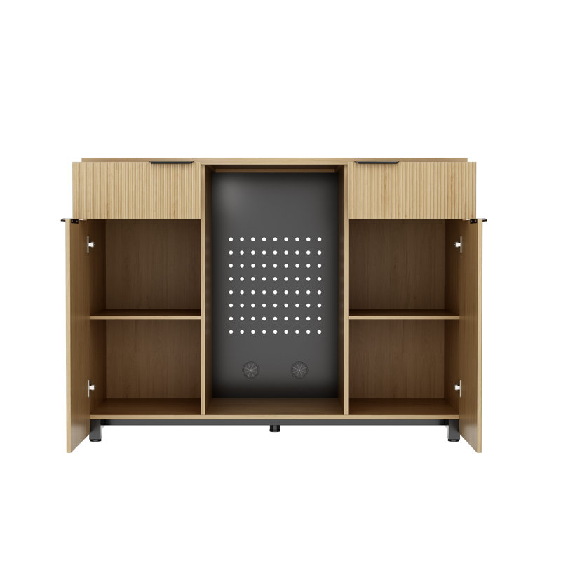 Meuble-bar moderne cannelé de 135 cm de large avec emplacement pour mini-réfrigérateur, tiroirs et pieds réglables — Mini-réfrigérateur non inclus