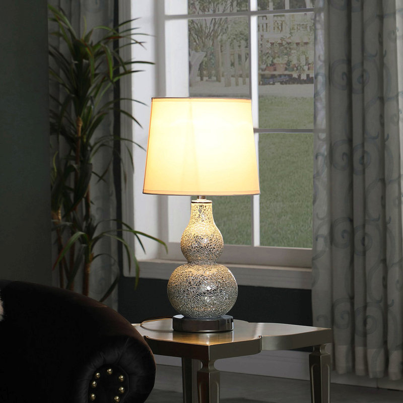  Lampe de table en verre mosaïque 19,5 "avec base en polyrésine argentée et abat-jour tambour blanc.