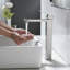 Robinet pour vasque de salle de bain moderne à poignée simple en nickel brossé avec tuyaux d'eau Modern