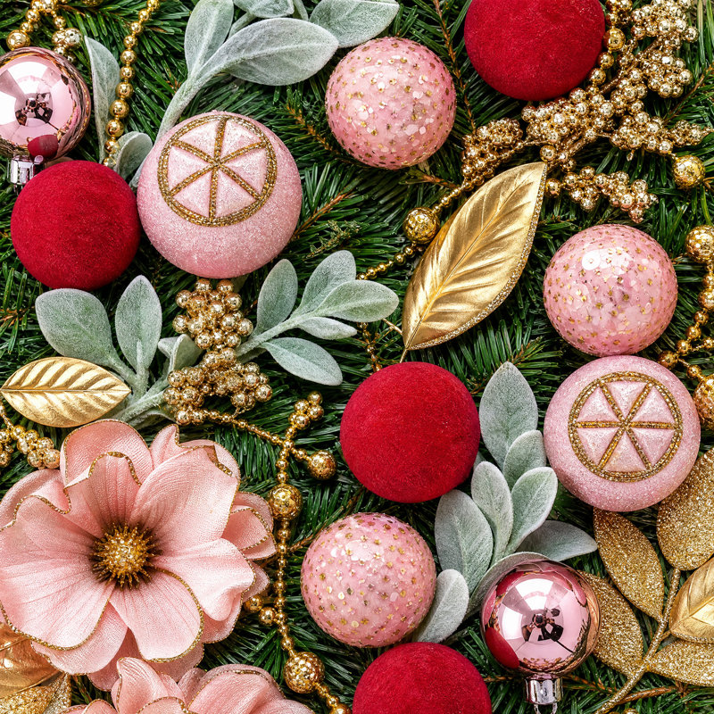 Couronne de Noël pré-illuminée de 61 cm (24 po) avec fleurs de magnolia roses et boules décoratives électroplaquées