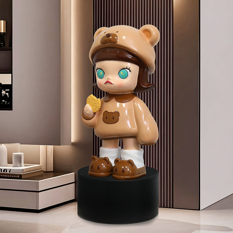 Statuette de plancher représentant une adorable fille de dessin animé avec un bonnet d'ours, Brun