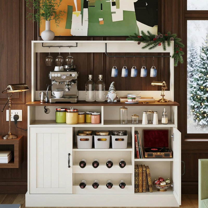 Buffet 47 pouces avec prises de courant Armoire-bar de style ferme avec rangement, grande table de rangement avec porte-bouteilles, porte-gobelet, crochets pour la cuisine, la salle à manger, le vestibule, blanc