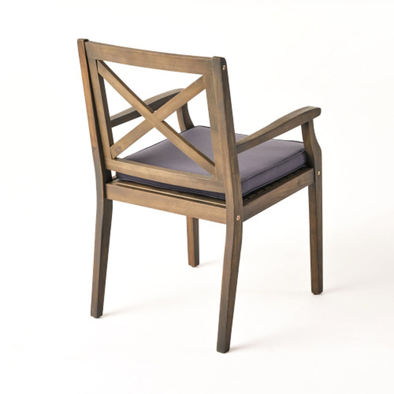 Ensemble de salle à manger en bois 7 pièces avec coussins gris foncé, parfait pour les réceptions dans la cour. Look rustique, sièges d'eau, confort tout au long de la journée et bord de piscine. Élégance