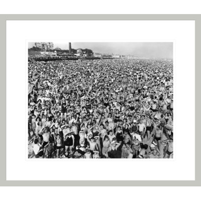 [Foule de l'après-midi à Coney Island Brooklyn] par Weegee, impression giclée encadrée