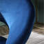Élégante chaise rembourrée en velours bleu avec base et finition dorées-1863811793