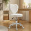 Ce fauteuil de coiffeuse à dossier en forme de cœur dispose d'un réglage en hauteur et en hauteur, d'une rotation à 360 degrés, de roulettes et d'une chaise de bureau.