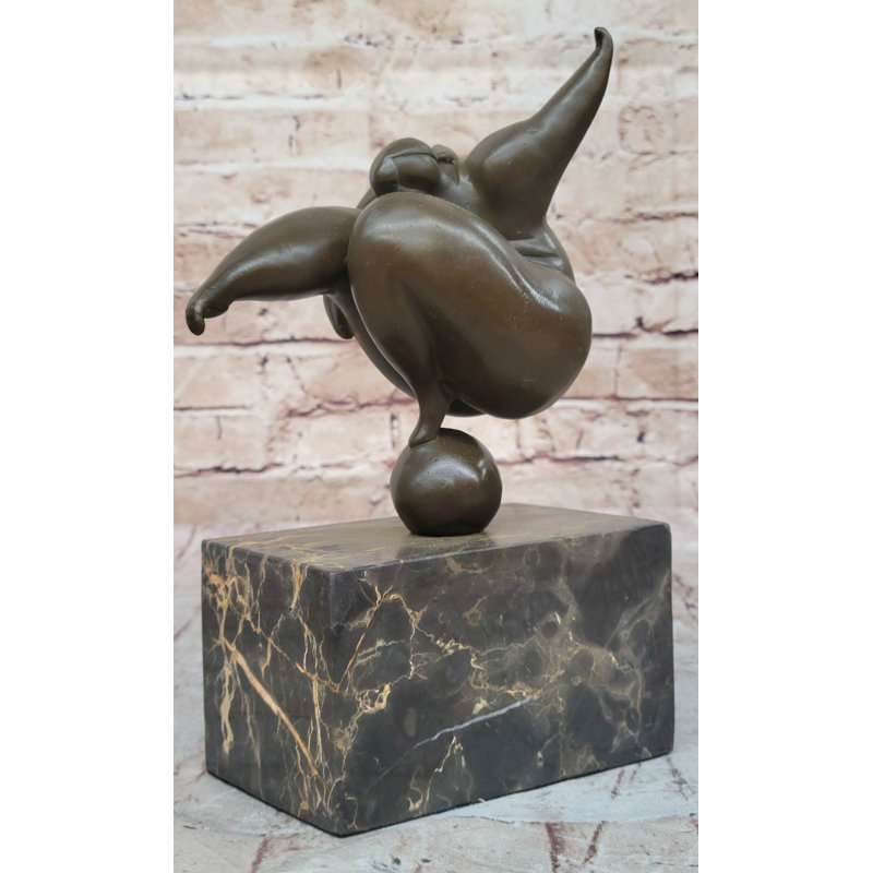 Sculpture d'une femme bien roulée