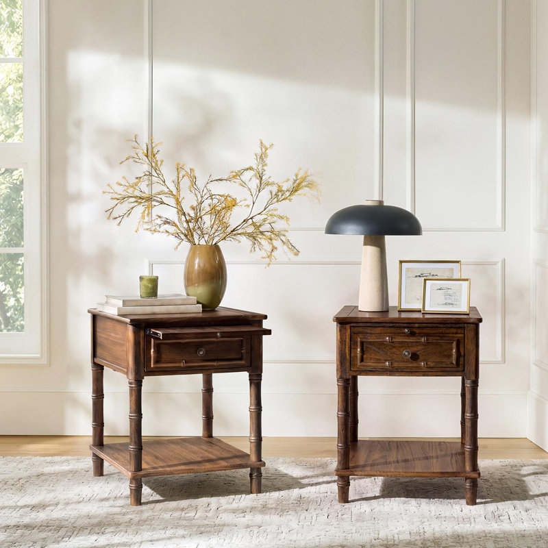 Ensemble de 2 tables d'appoint Abigail de style transitionnel, en bois massif, avec station de recharge intégrée, Noyer
