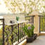 Table de balcon suspendue polyvalente, pliable et résistante aux intempéries, idéale pour la détente et le divertissement en plein air.