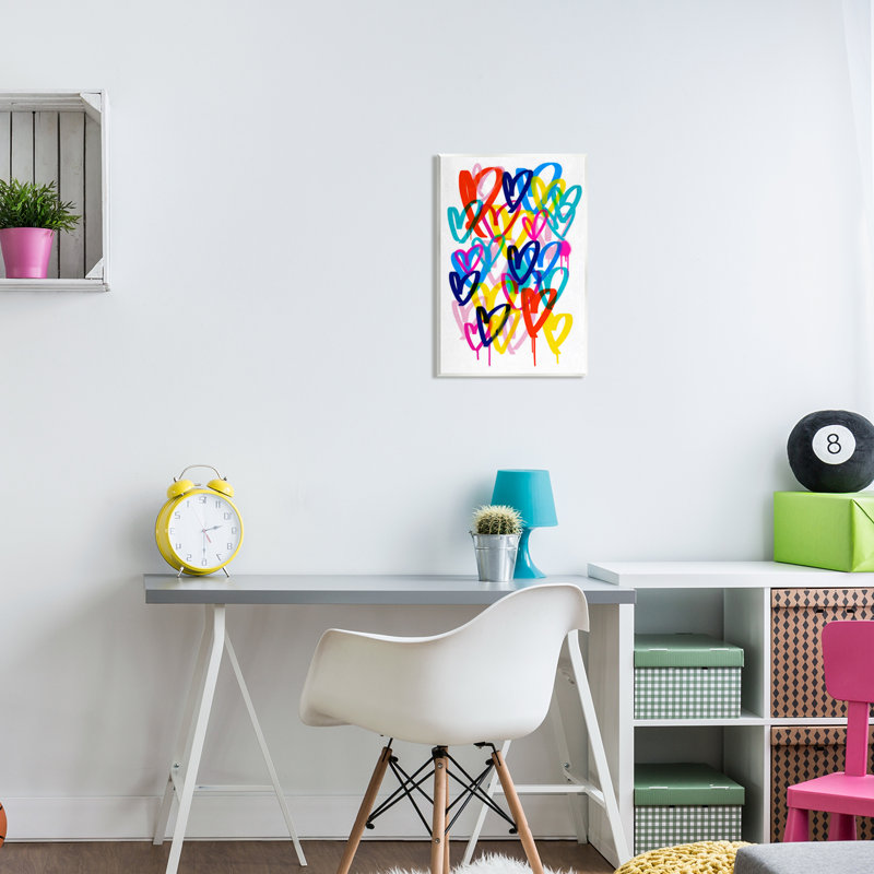 «Az-676-Wood Modern Graffiti Hearts on Canvas» par Victoria Barnes, H 19 po x l 13 po x P 0,5 po