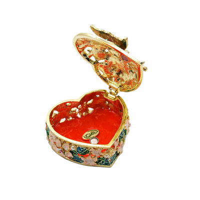 Boîte à bijoux en forme de cœur. Fabriqué à la main avec beaucoup de détails