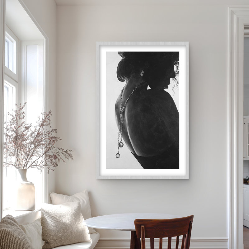 Femme chic avec des bijoux - reproduction encadrée mate pour la décoration intérieure