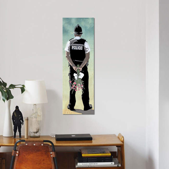 « policière force love », impression sur toile, H 36 po x l 12 po x P 1,5 po, Toile tendue