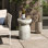 Table d'appoint extérieure ronde grise 19,7 po H, table de patio aspect ciment rustique